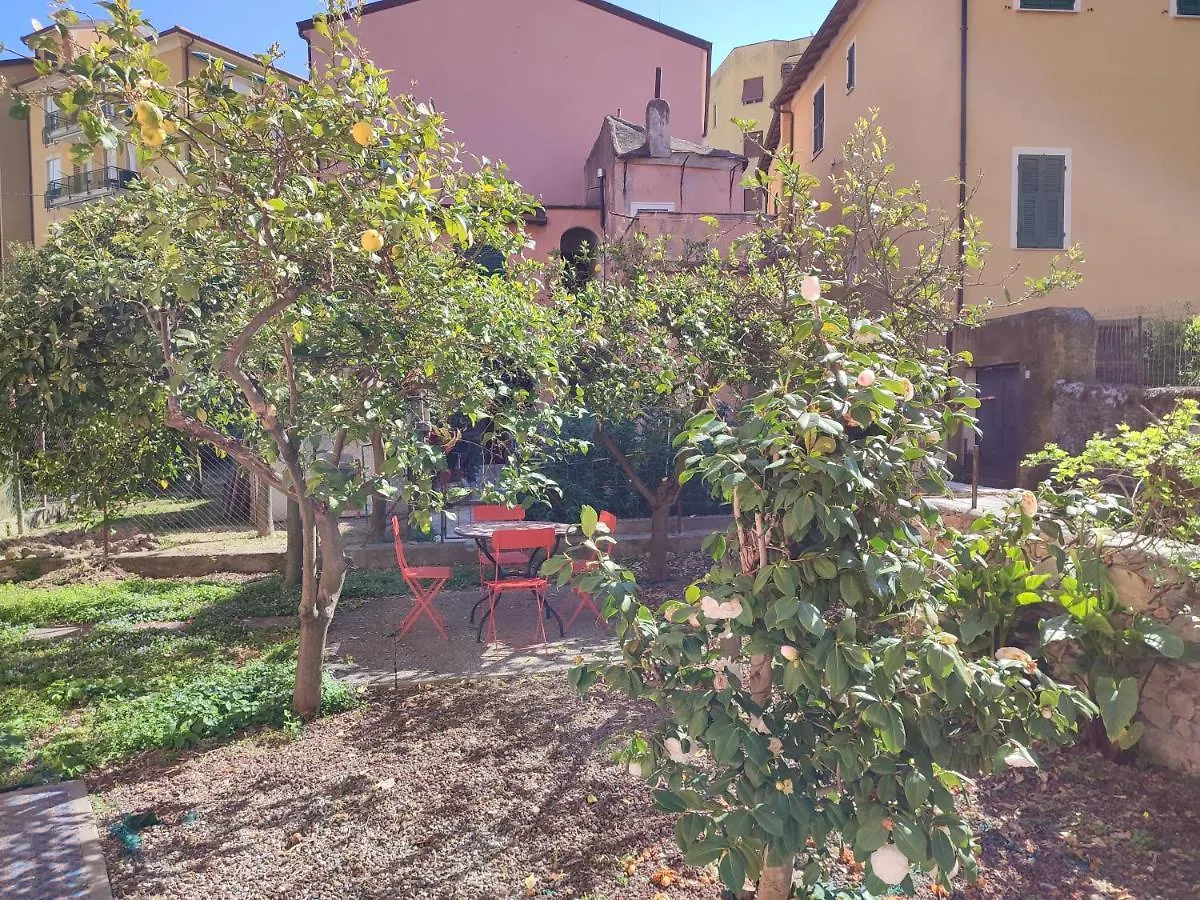 Apartment With Private Garden Finale Ligure